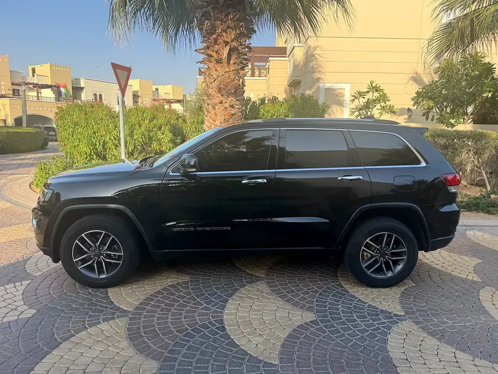 Jeep Grand Cherokee Limited 2020 GCC Specs in excellent condition in and out - Image 4