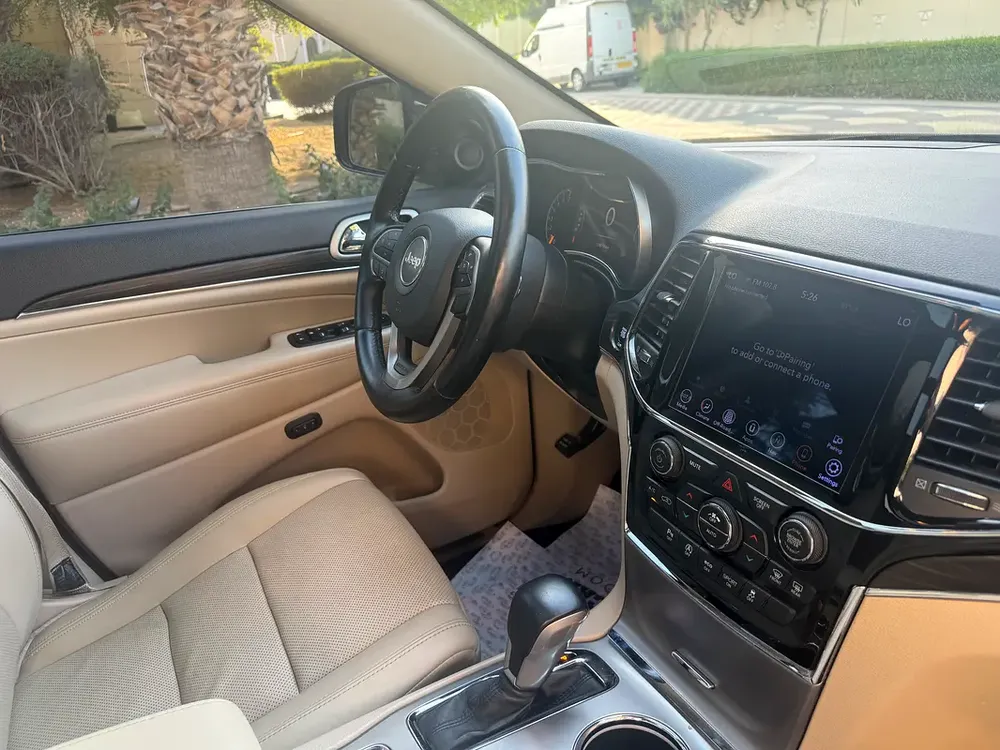 Jeep Grand Cherokee Limited 2020 GCC Specs in excellent condition in and out - Image 8
