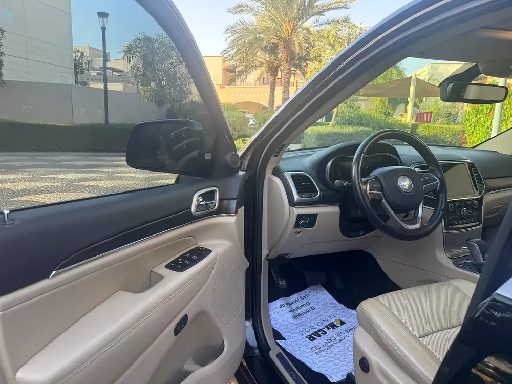 Jeep Grand Cherokee Limited 2020 GCC Specs in excellent condition in and out - Image 9