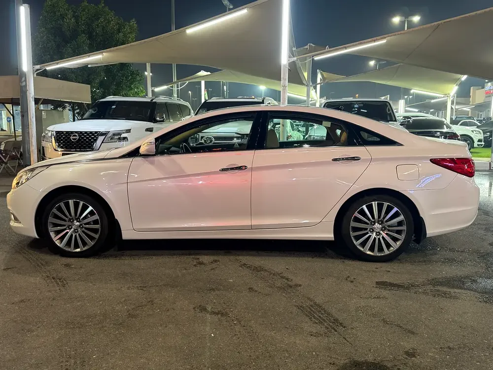 2014 GCC Hyundai Sonata Full options // Super Clean Car // No Accident// Well Maintained Car - Image 4