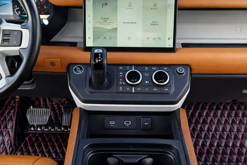 2023 Land Rover Defender 110 HSE P300 | 11,400 KM | 7 Seats | Panoramic Roof | Dubai Registered - Image 10