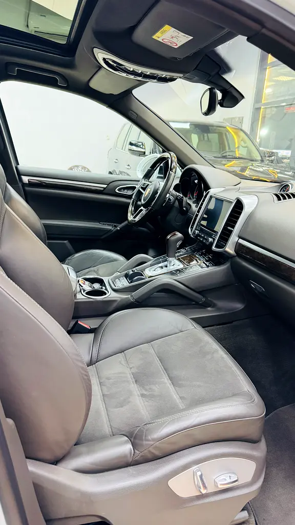 2017 Porsche Cayenne Platinum Edition V6 Gcc 1st Owner Full Service History - Image 13