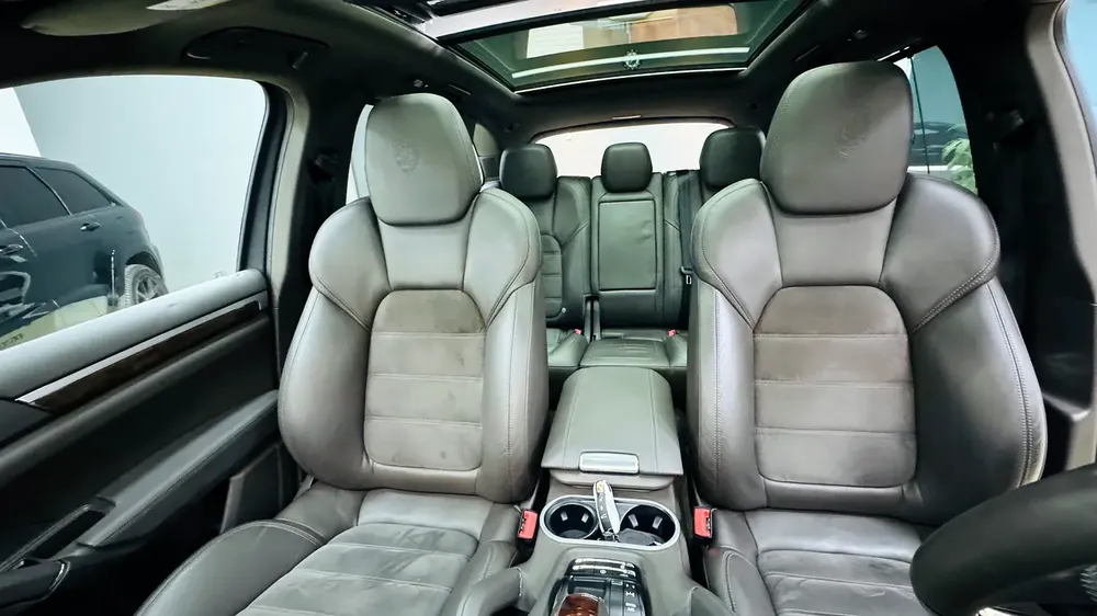 2017 Porsche Cayenne Platinum Edition V6 Gcc 1st Owner Full Service History - Image 14