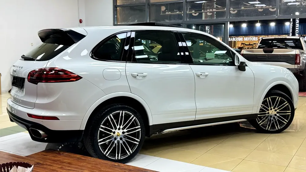 2017 Porsche Cayenne Platinum Edition V6 Gcc 1st Owner Full Service History - Image 4