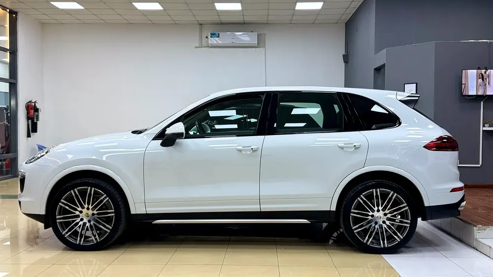 2017 Porsche Cayenne Platinum Edition V6 Gcc 1st Owner Full Service History - Image 6