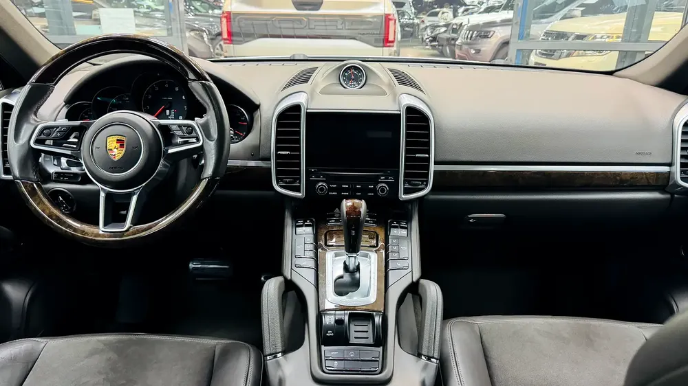 2017 Porsche Cayenne Platinum Edition V6 Gcc 1st Owner Full Service History - Image 7