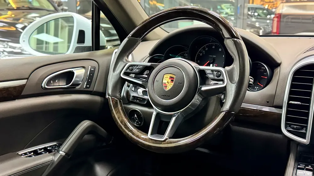 2017 Porsche Cayenne Platinum Edition V6 Gcc 1st Owner Full Service History - Image 8