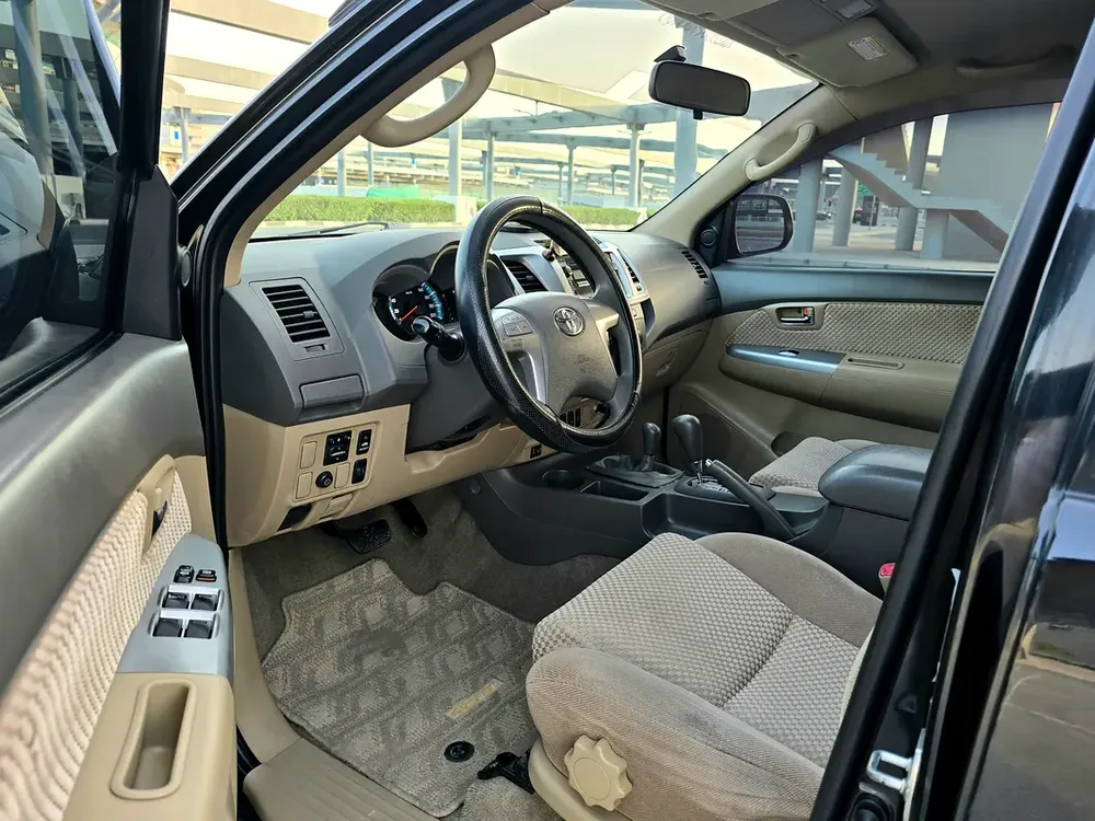 Toyota Fortuner 2012 Black / 2.7L - 4 Cylinder - 4X4 / 2 Keys / Accident Free / Single Owner / GCC - Image 11