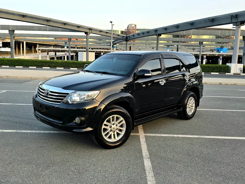 Toyota Fortuner 2012 Black / 2.7L - 4 Cylinder - 4X4 / 2 Keys / Accident Free / Single Owner / GCC - Image 4