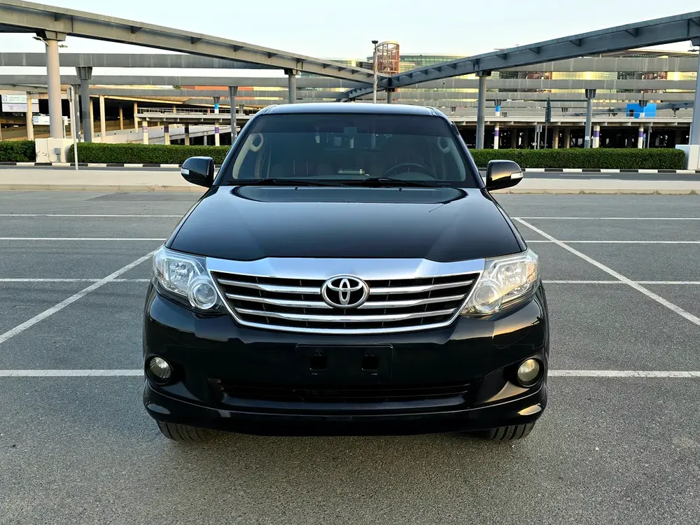 Toyota Fortuner 2012 Black / 2.7L - 4 Cylinder - 4X4 / 2 Keys / Accident Free / Single Owner / GCC - Image 5