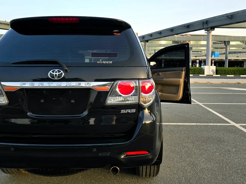 Toyota Fortuner 2012 Black / 2.7L - 4 Cylinder - 4X4 / 2 Keys / Accident Free / Single Owner / GCC - Image 8