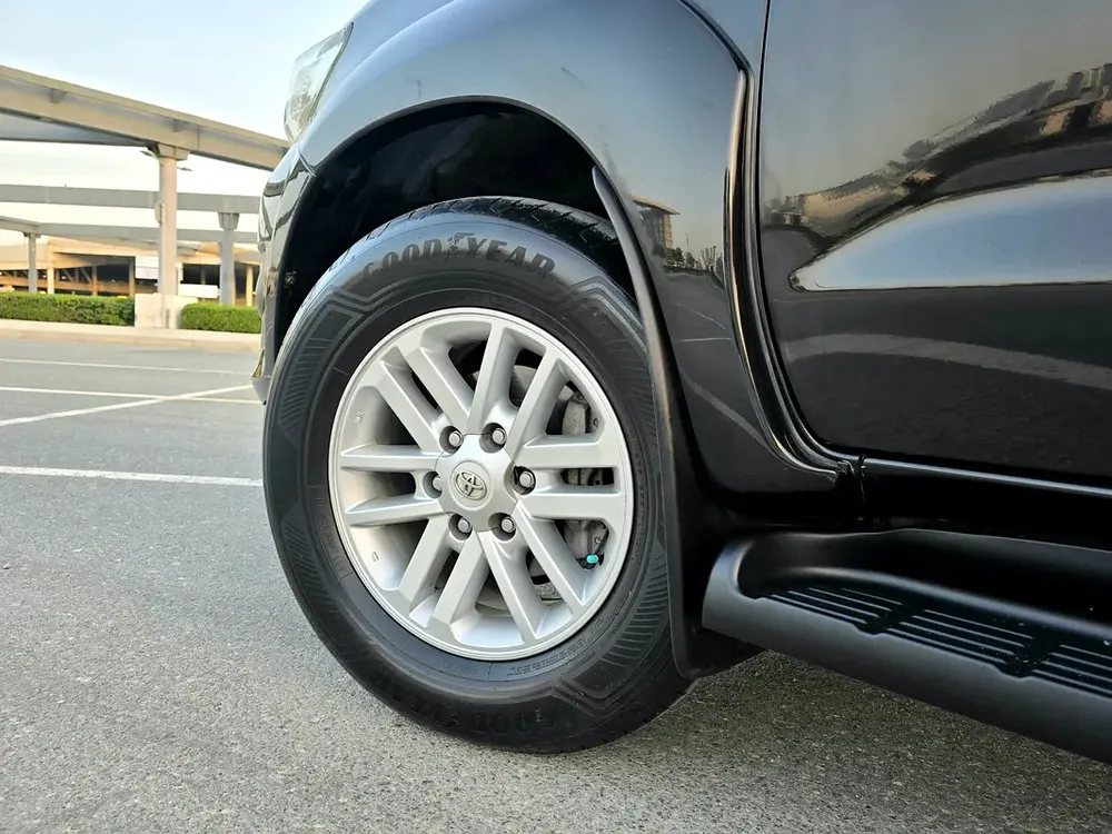 Toyota Fortuner 2012 Black / 2.7L - 4 Cylinder - 4X4 / 2 Keys / Accident Free / Single Owner / GCC - Image 9