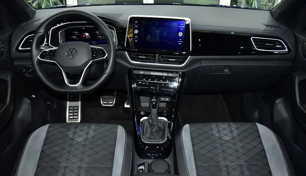 AED 1,497 EMi at 0% DP | Volkswagen T-ROC R-Line ( 2023 Model ) in Blue Color GCC Specs - Image 11