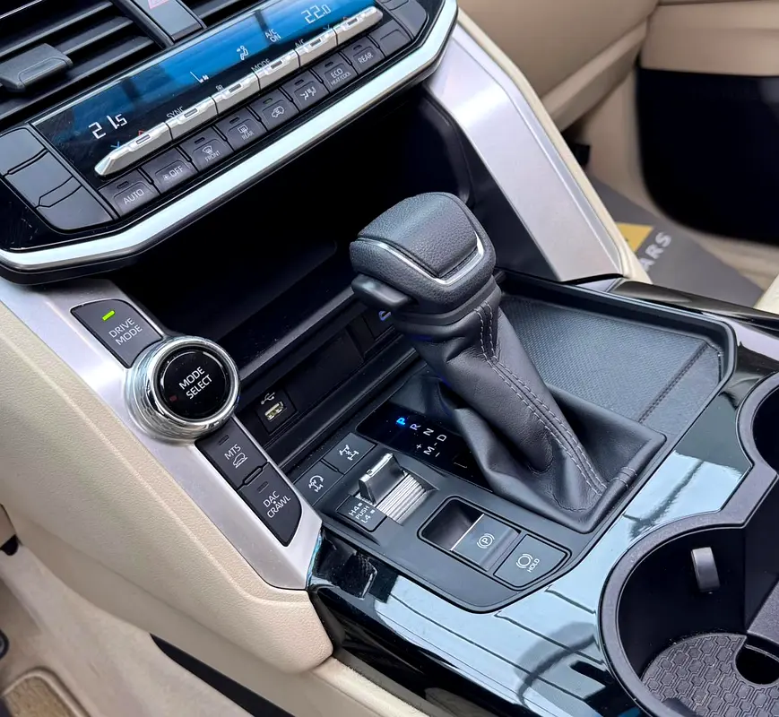 2022 Toyota Land Cruiser EXR, Toyota Service History, 1 Year Warranty, 7 Seater, GCC - Image 10