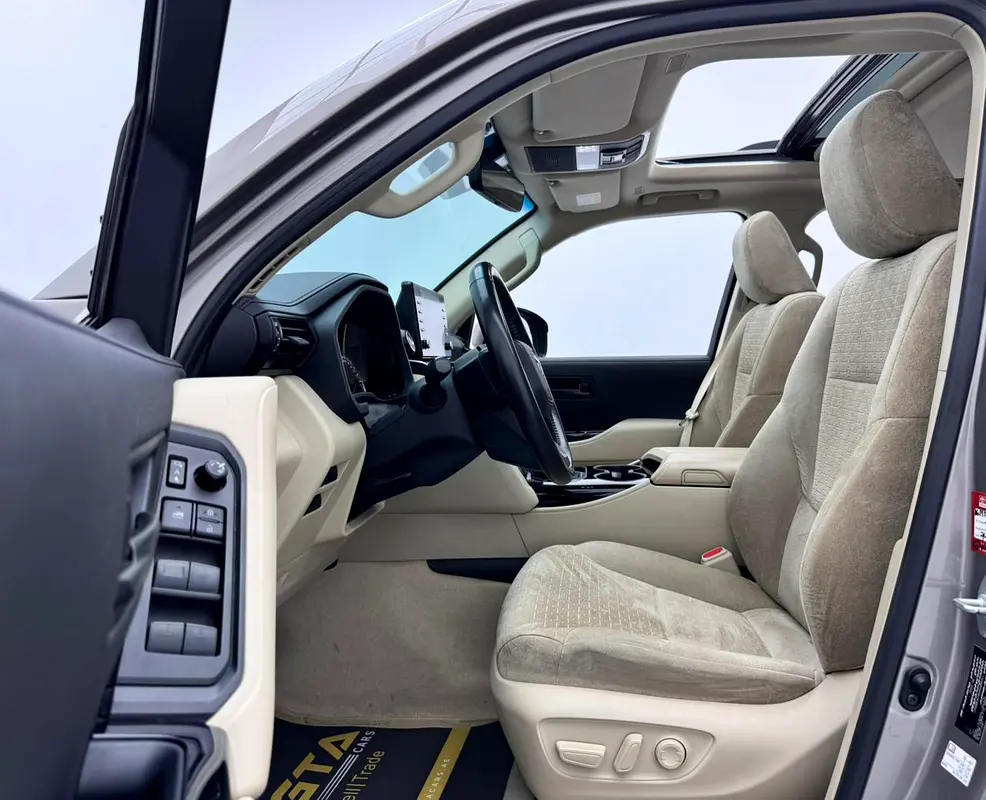 2022 Toyota Land Cruiser EXR, Toyota Service History, 1 Year Warranty, 7 Seater, GCC - Image 11
