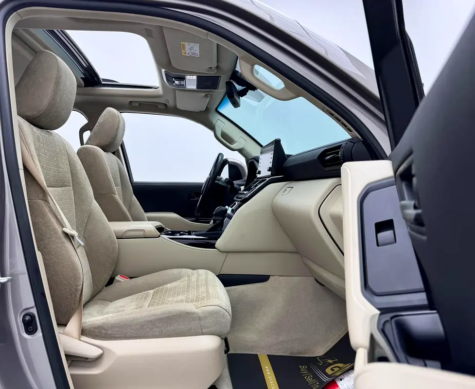 2022 Toyota Land Cruiser EXR, Toyota Service History, 1 Year Warranty, 7 Seater, GCC - Image 12