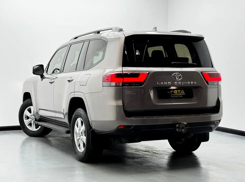 2022 Toyota Land Cruiser EXR, Toyota Service History, 1 Year Warranty, 7 Seater, GCC - Image 4