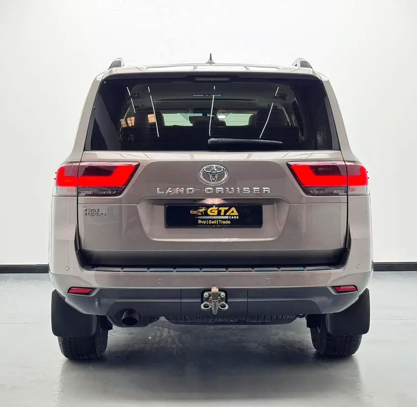 2022 Toyota Land Cruiser EXR, Toyota Service History, 1 Year Warranty, 7 Seater, GCC - Image 5