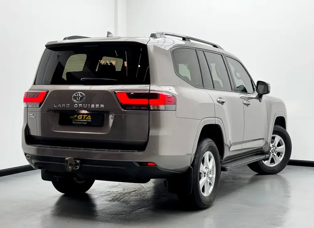 2022 Toyota Land Cruiser EXR, Toyota Service History, 1 Year Warranty, 7 Seater, GCC - Image 6