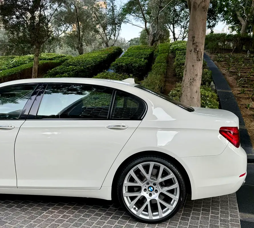 SPECIAL BMW 730LI * 750LI KIT * .. TOP OF THE RANGE  .. LOW MILEAGE .. GCC .. BLIND SPOT - Image 10