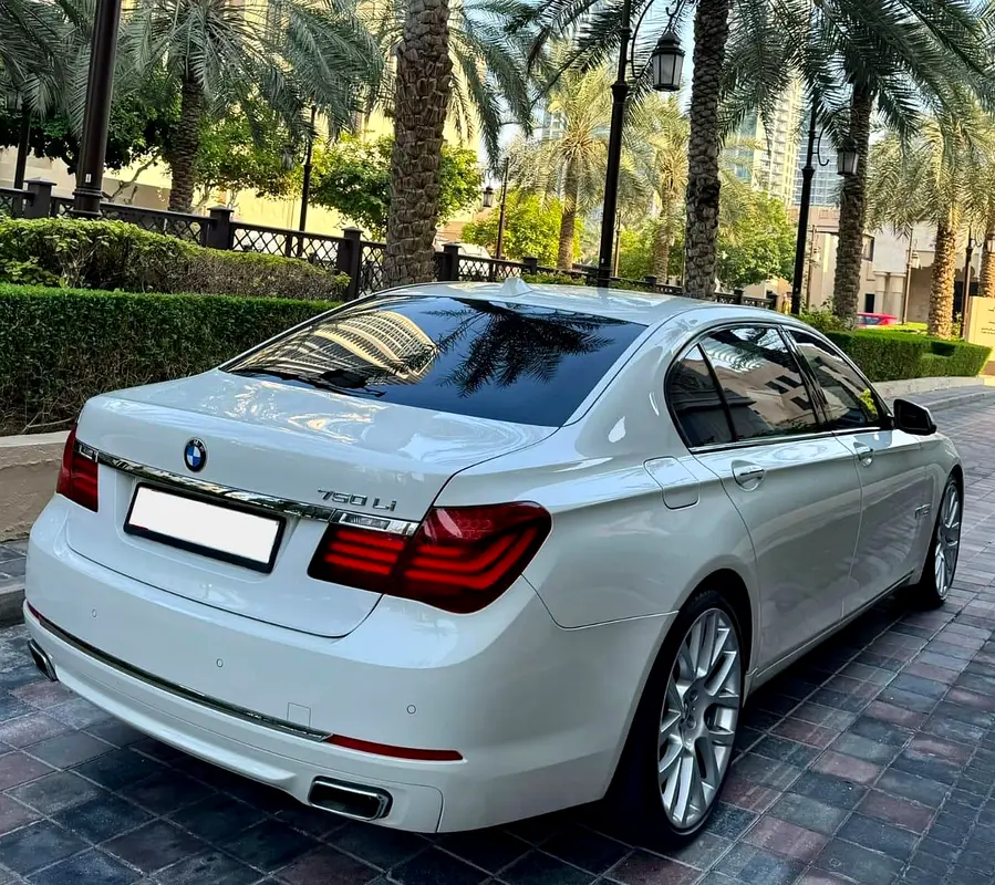 SPECIAL BMW 730LI * 750LI KIT * .. TOP OF THE RANGE  .. LOW MILEAGE .. GCC .. BLIND SPOT - Image 12