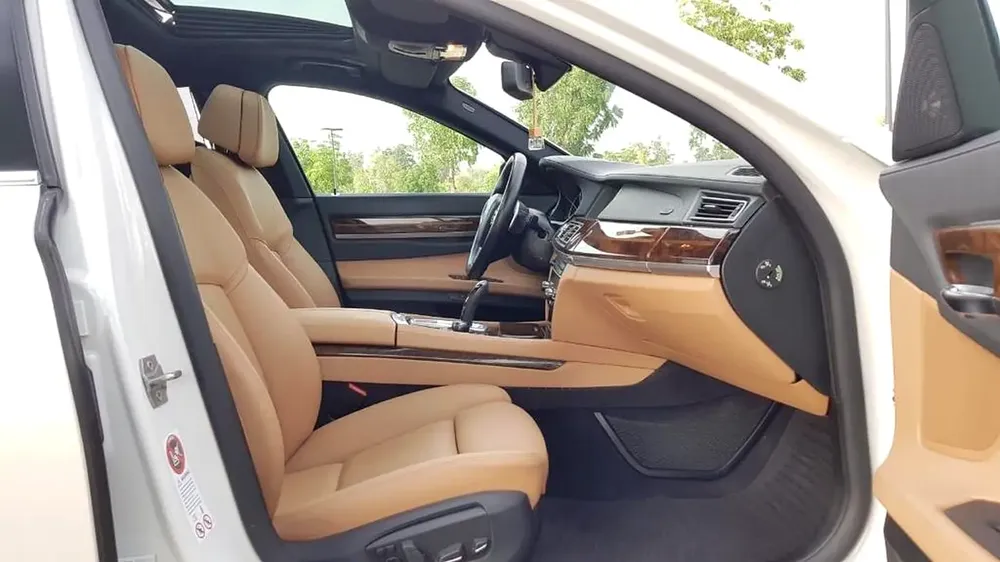 SPECIAL BMW 730LI * 750LI KIT * .. TOP OF THE RANGE  .. LOW MILEAGE .. GCC .. BLIND SPOT - Image 13