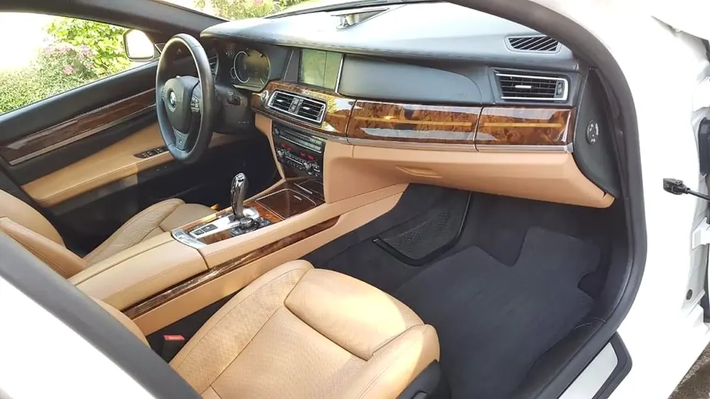 SPECIAL BMW 730LI * 750LI KIT * .. TOP OF THE RANGE  .. LOW MILEAGE .. GCC .. BLIND SPOT - Image 14