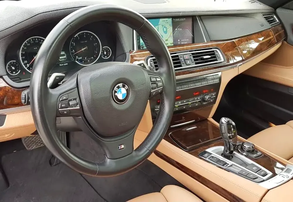 SPECIAL BMW 730LI * 750LI KIT * .. TOP OF THE RANGE  .. LOW MILEAGE .. GCC .. BLIND SPOT - Image 15