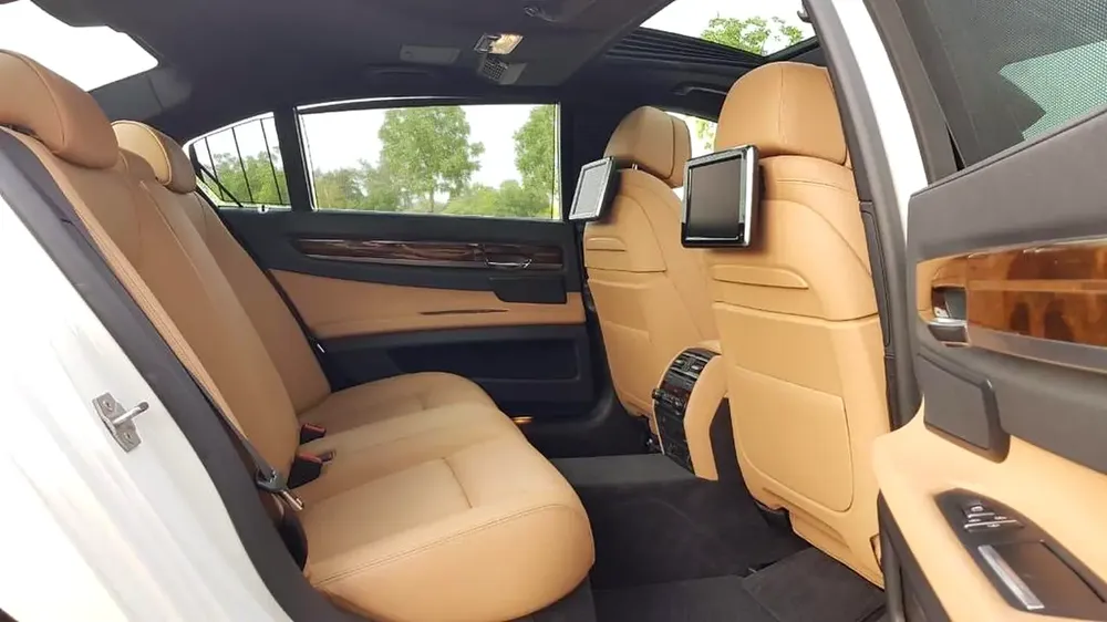 SPECIAL BMW 730LI * 750LI KIT * .. TOP OF THE RANGE  .. LOW MILEAGE .. GCC .. BLIND SPOT - Image 16