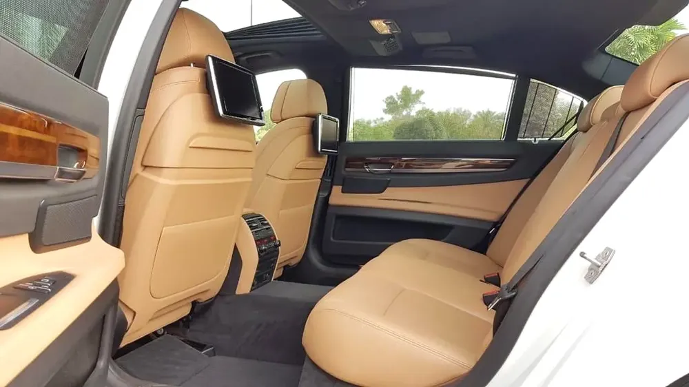 SPECIAL BMW 730LI * 750LI KIT * .. TOP OF THE RANGE  .. LOW MILEAGE .. GCC .. BLIND SPOT - Image 17