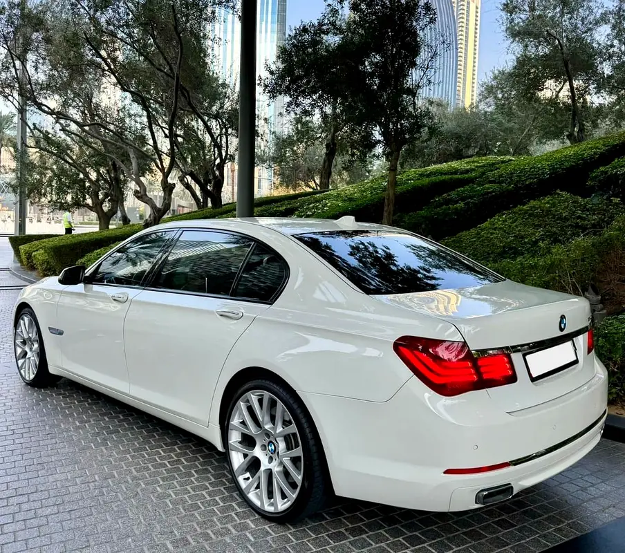 SPECIAL BMW 730LI * 750LI KIT * .. TOP OF THE RANGE  .. LOW MILEAGE .. GCC .. BLIND SPOT - Image 4
