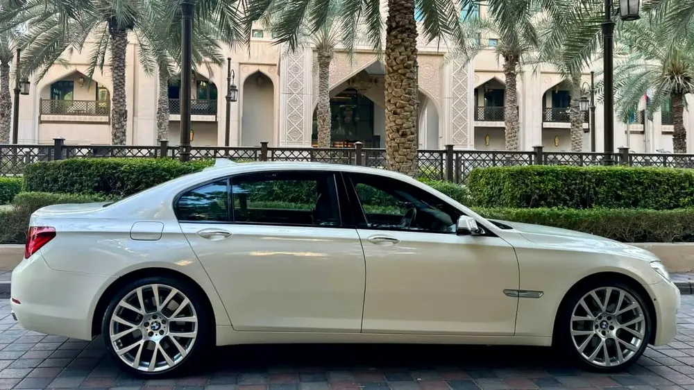 SPECIAL BMW 730LI * 750LI KIT * .. TOP OF THE RANGE  .. LOW MILEAGE .. GCC .. BLIND SPOT - Image 5