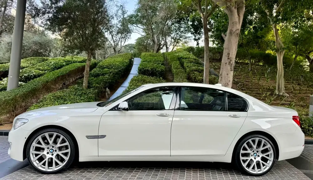 SPECIAL BMW 730LI * 750LI KIT * .. TOP OF THE RANGE  .. LOW MILEAGE .. GCC .. BLIND SPOT - Image 6