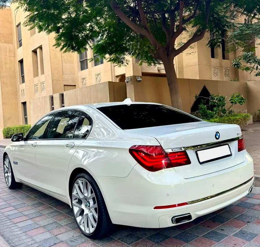 SPECIAL BMW 730LI * 750LI KIT * .. TOP OF THE RANGE  .. LOW MILEAGE .. GCC .. BLIND SPOT - Image 8