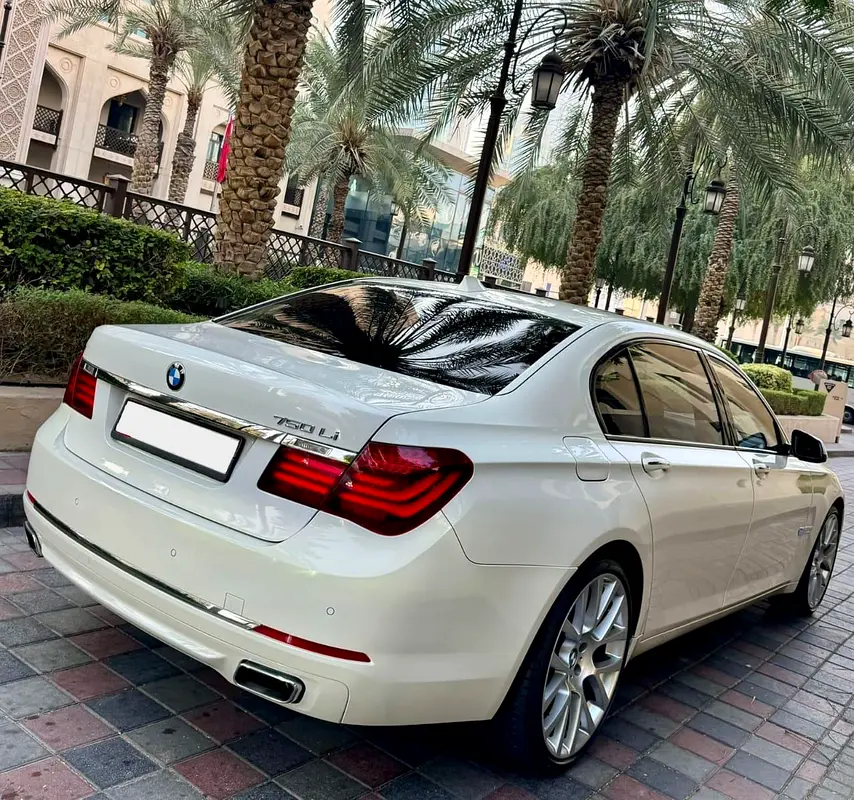 SPECIAL BMW 730LI * 750LI KIT * .. TOP OF THE RANGE  .. LOW MILEAGE .. GCC .. BLIND SPOT - Image 9
