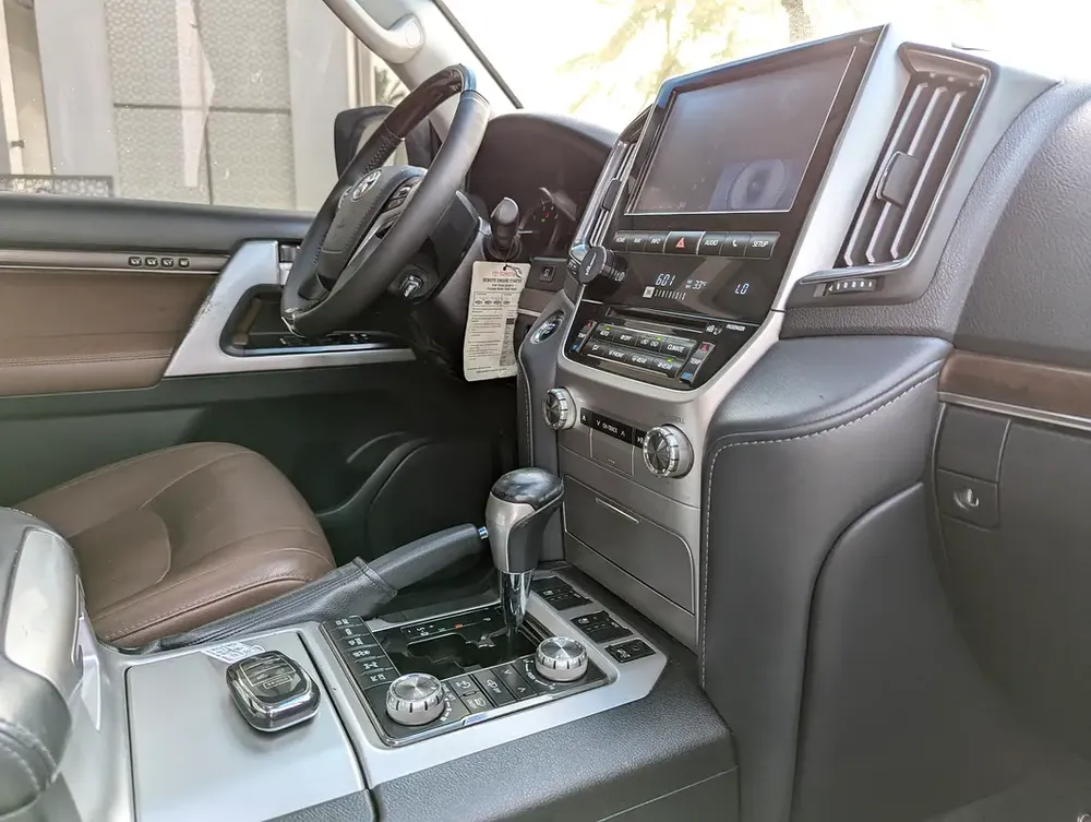 Toyota Land Cruiser VXR Grand Touring 2019 GCC V8 Full Option TOP Very Premium Condition - Image 12