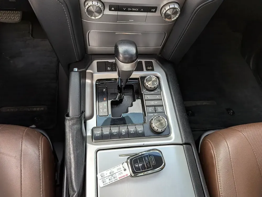 Toyota Land Cruiser VXR Grand Touring 2019 GCC V8 Full Option TOP Very Premium Condition - Image 13