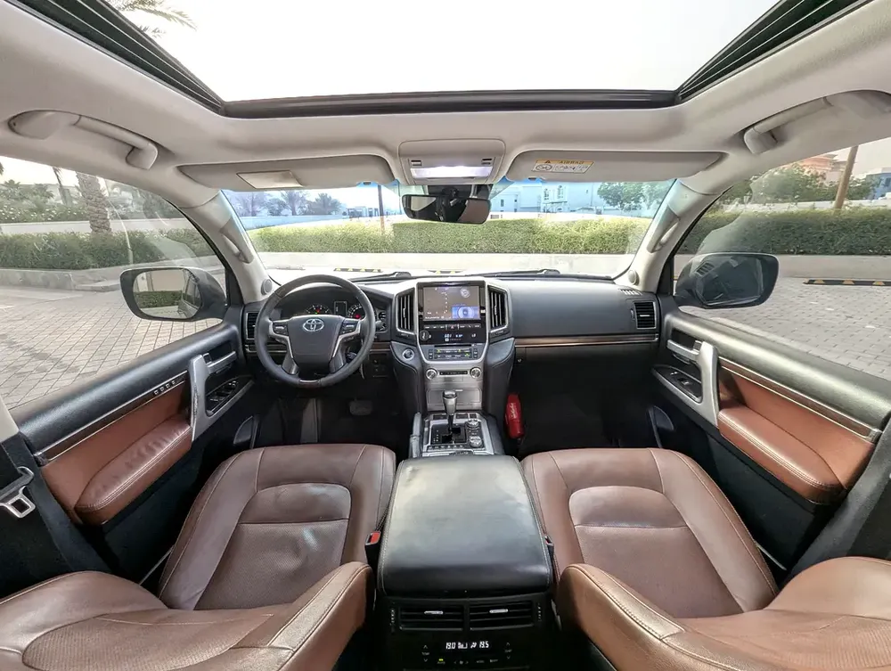 Toyota Land Cruiser VXR Grand Touring 2019 GCC V8 Full Option TOP Very Premium Condition - Image 14