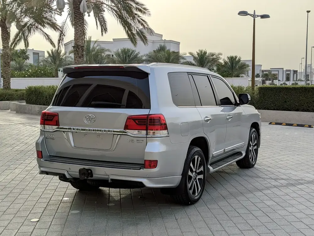 Toyota Land Cruiser VXR Grand Touring 2019 GCC V8 Full Option TOP Very Premium Condition - Image 16