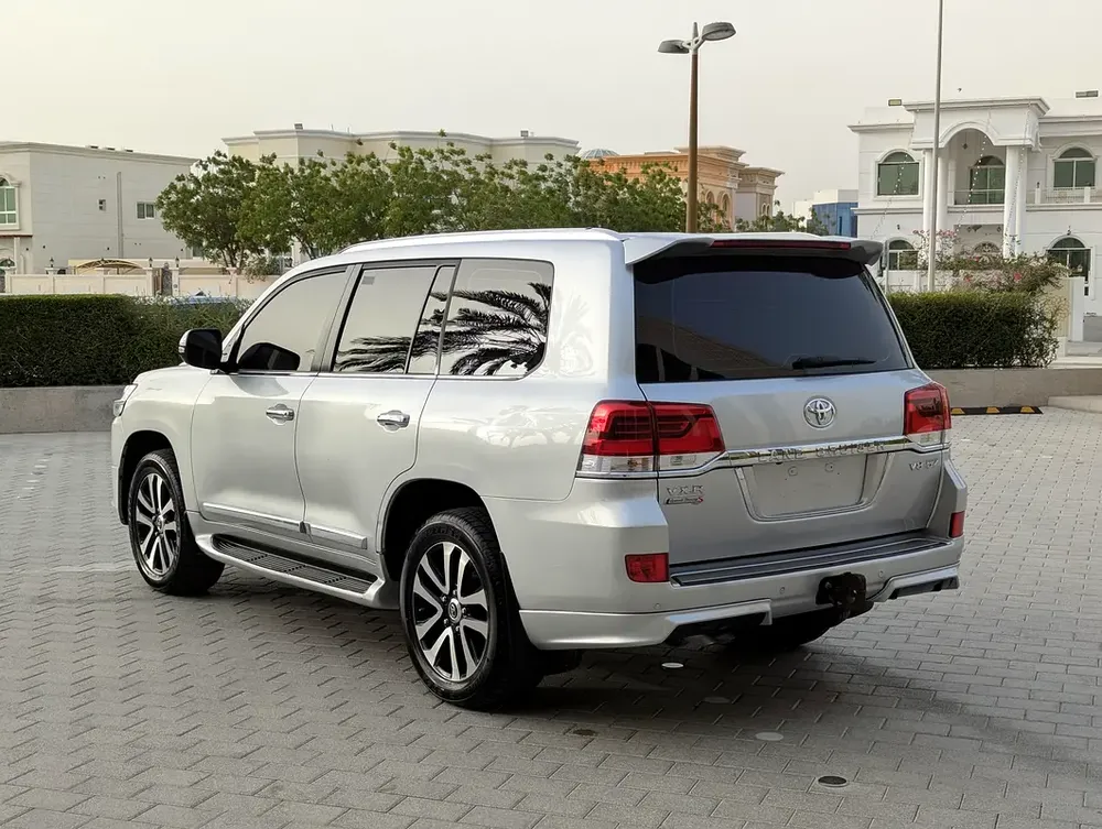 Toyota Land Cruiser VXR Grand Touring 2019 GCC V8 Full Option TOP Very Premium Condition - Image 17