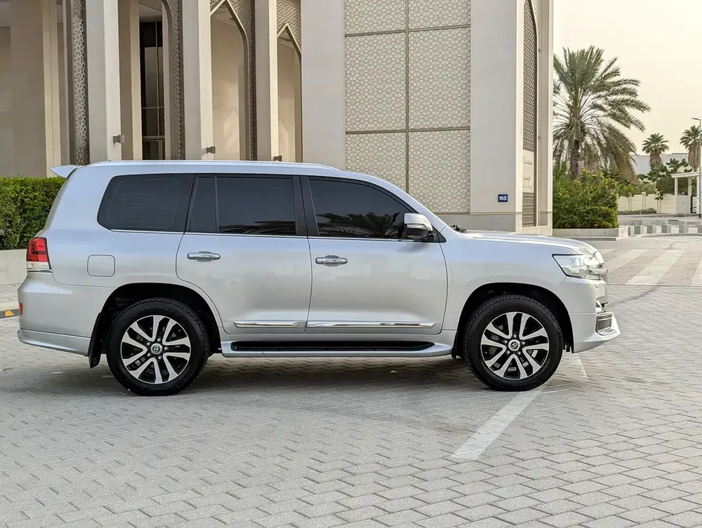 Toyota Land Cruiser VXR Grand Touring 2019 GCC V8 Full Option TOP Very Premium Condition - Image 19