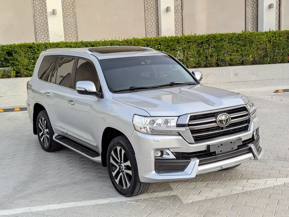 Toyota Land Cruiser VXR Grand Touring 2019 GCC V8 Full Option TOP Very Premium Condition - Image 4