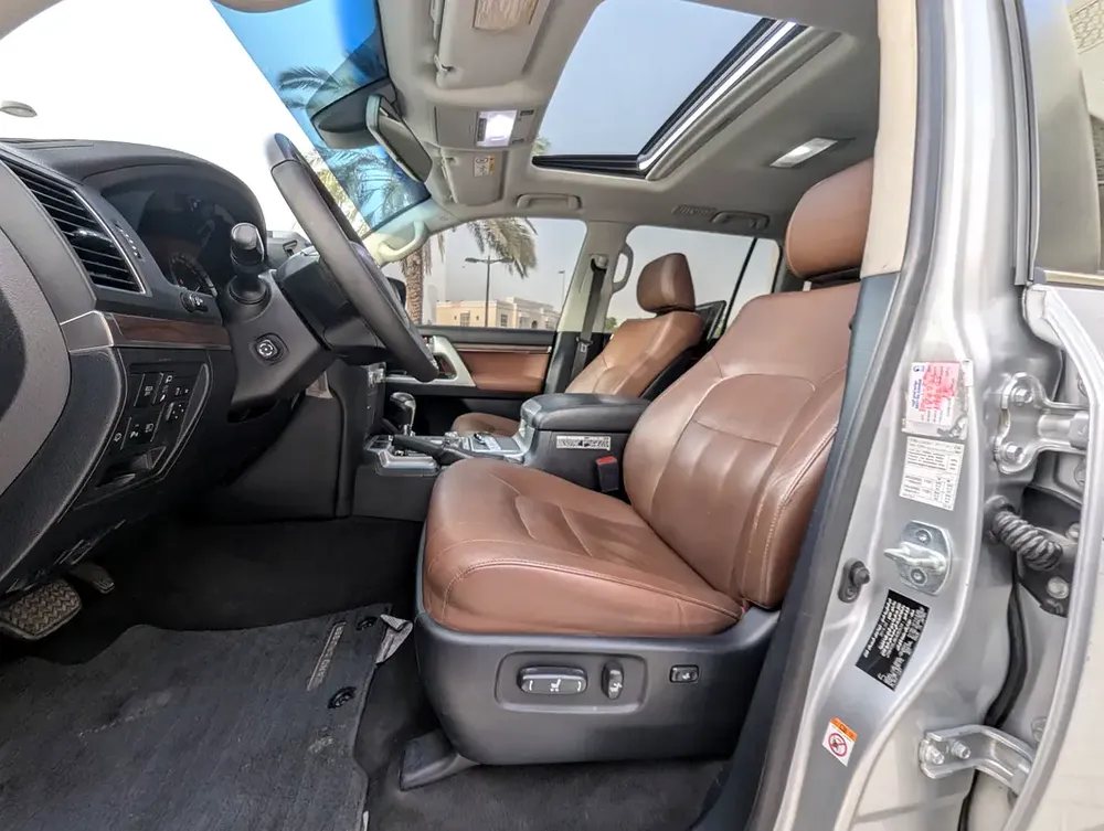 Toyota Land Cruiser VXR Grand Touring 2019 GCC V8 Full Option TOP Very Premium Condition - Image 7