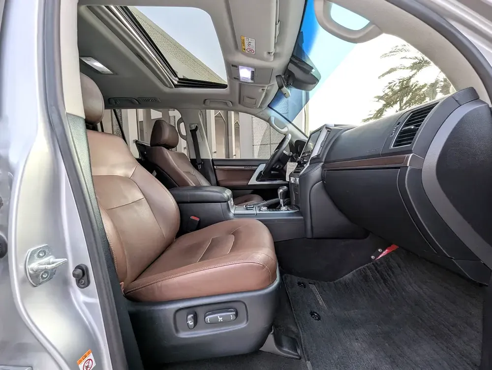 Toyota Land Cruiser VXR Grand Touring 2019 GCC V8 Full Option TOP Very Premium Condition - Image 8