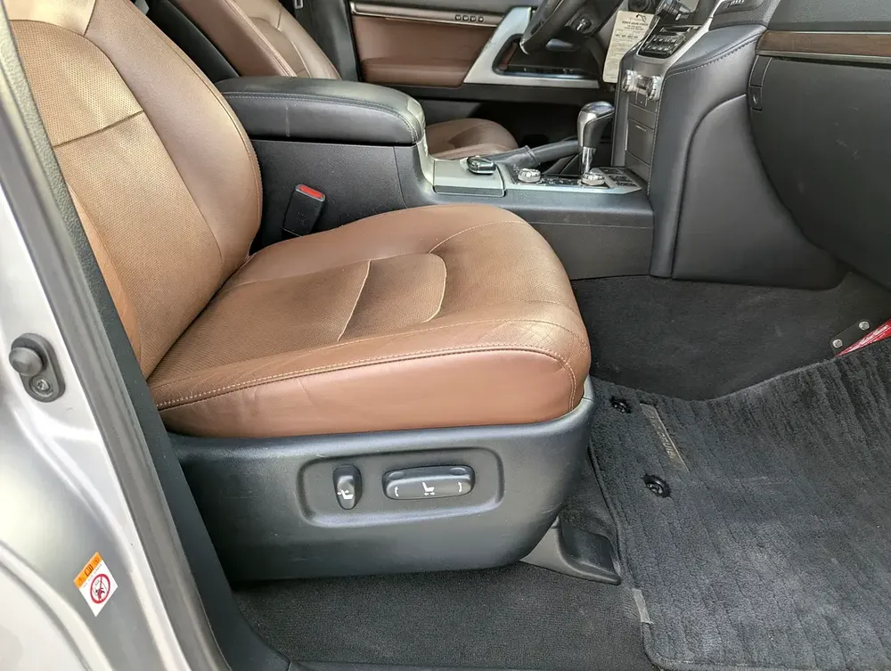 Toyota Land Cruiser VXR Grand Touring 2019 GCC V8 Full Option TOP Very Premium Condition - Image 9