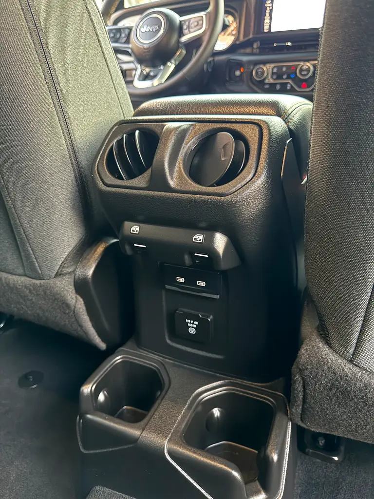 2024 JEEP WRANGLER SAHARA EDITION FULL OPTION JUNGLE TRAIL 4x4 3.6L CANADA SPEC - Image 10