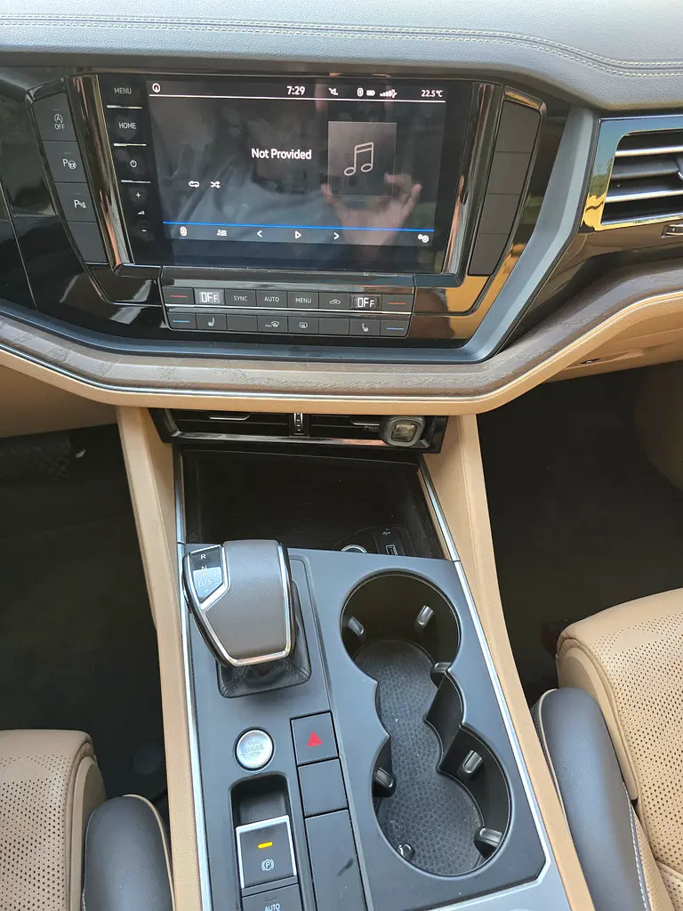 2018 Volkswagen Touareg Comfortline GCC Specs - Image 18