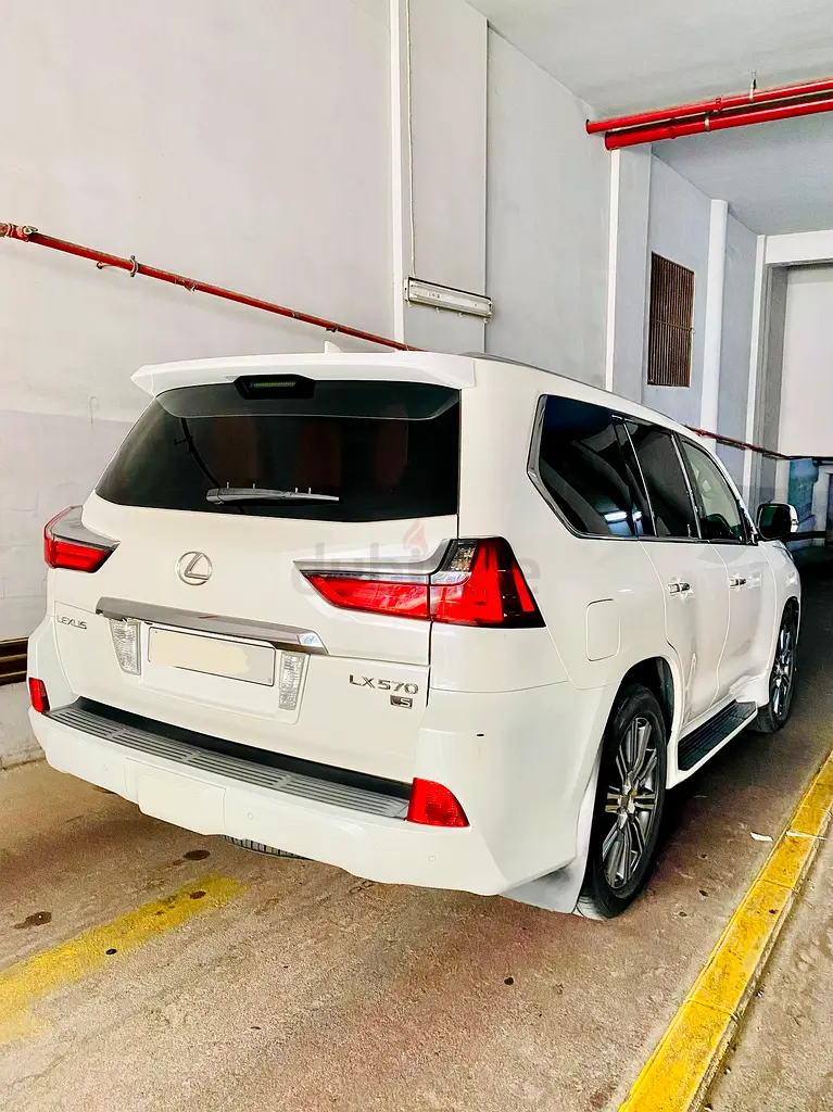 Lexus LX 570 Luxury 2017 - American Specs - Fully Loaded - Image 5