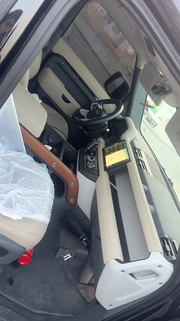 Land Rover Defender 110 SE - Image 6