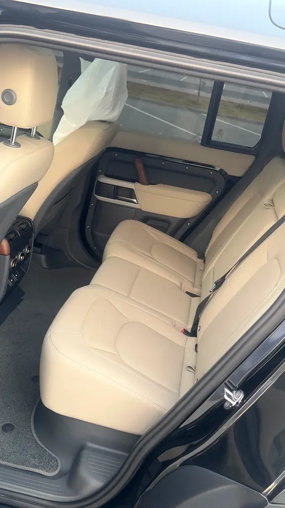 Land Rover Defender 110 SE - Image 7
